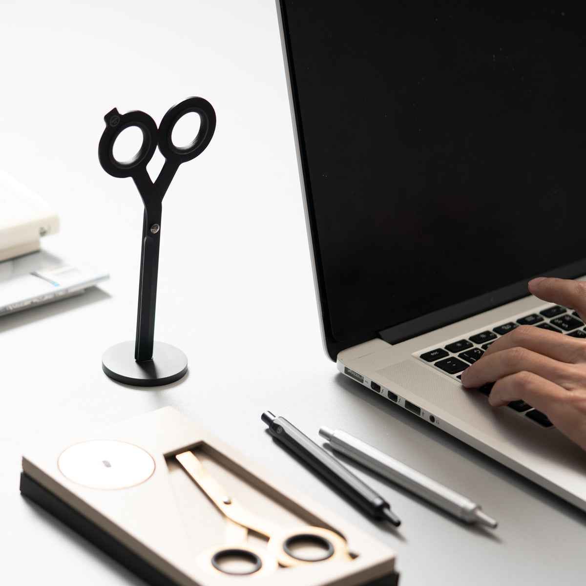 HMM Scissors with Base Black/Gold for Office